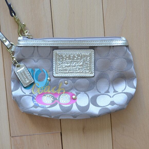 COACH Poppy Wristlet Wallet Classic C Design - Picture 2 of 4